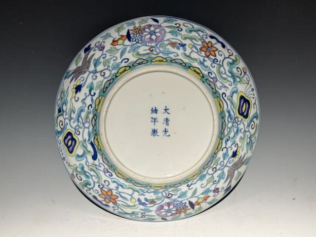 古玩陶瓷斗彩盤真品鑒賞圖