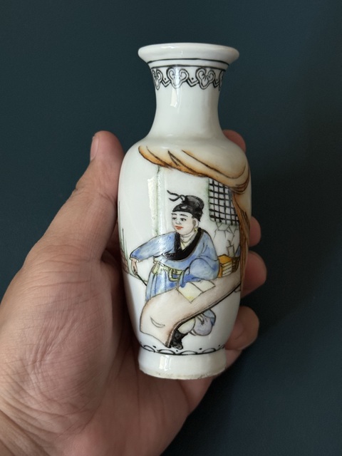 古玩陶瓷人物紋粉彩瓶真品鑒賞圖
