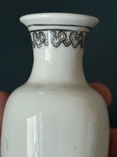 古玩陶瓷人物紋粉彩瓶真品鑒賞圖
