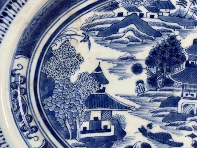 古玩陶瓷清乾隆·青花人物山水樓閣紋橢圓盤拍賣,當前價格1880元
