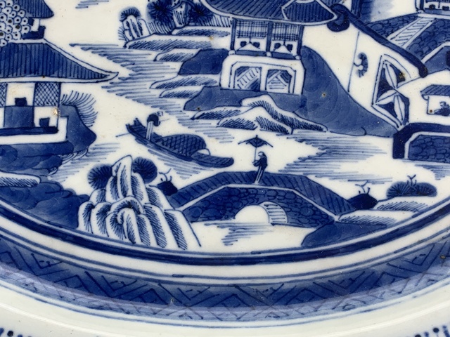 古玩陶瓷清乾隆·青花人物山水樓閣紋橢圓盤拍賣,當前價格1880元
