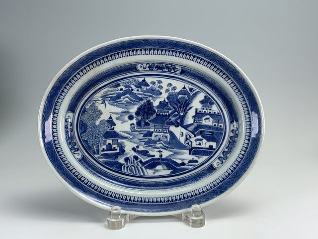 古玩陶瓷清乾隆·青花人物山水樓閣紋橢圓盤拍賣,當前價格1880元