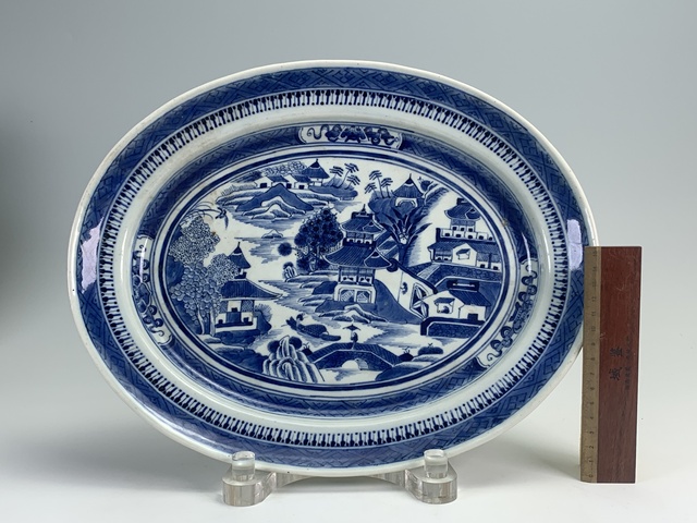 古玩陶瓷清乾隆·青花人物山水樓閣紋橢圓盤拍賣,當前價格1880元