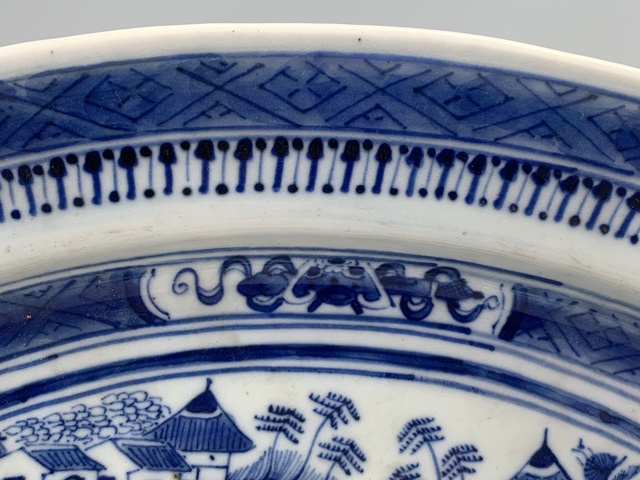 古玩陶瓷清乾隆·青花人物山水樓閣紋橢圓盤拍賣,當前價格1880元