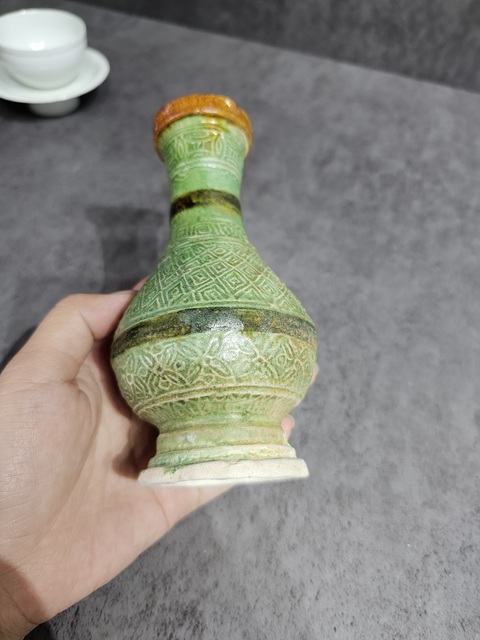 古玩陶瓷三彩花卉紋盤口瓶真品鑒賞圖