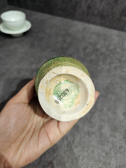 古玩陶瓷三彩花卉紋盤口瓶真品鑒賞圖