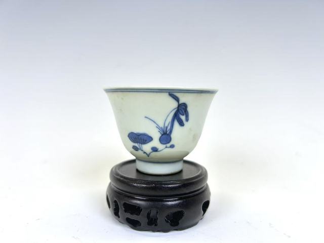 古玩陶瓷清中期·青花梔子花鈴鐺杯真品鑒賞圖