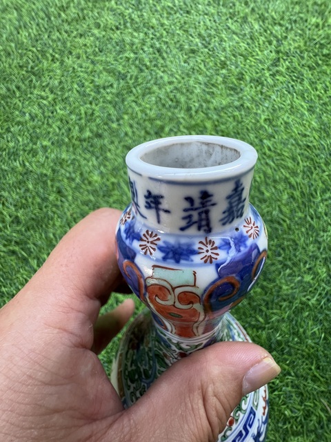 古玩陶瓷五彩龍紋瓶真品鑒賞圖