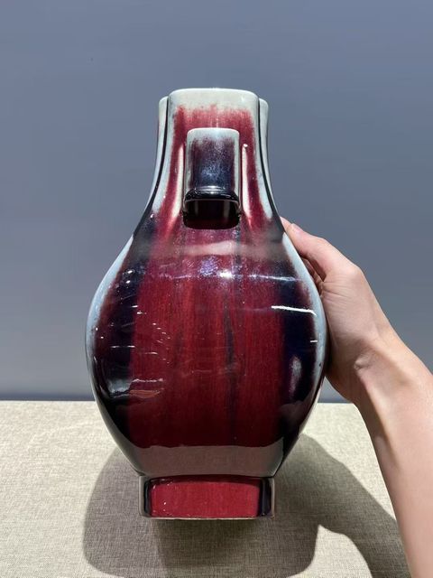 古玩陶瓷祭紅窯變貫耳瓶真品鑒賞圖