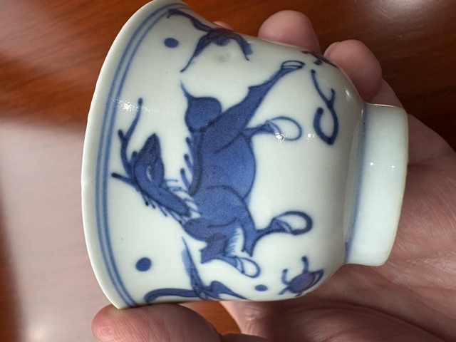 古玩陶瓷動物紋青花杯真品鑒賞圖