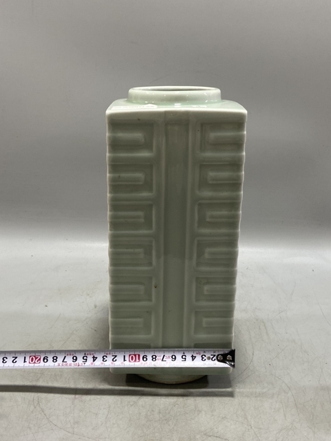 古玩陶瓷仿龍泉青瓷琮式瓶真品鑒賞圖