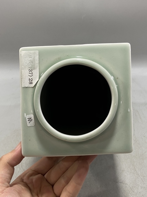 古玩陶瓷仿龍泉青瓷琮式瓶真品鑒賞圖