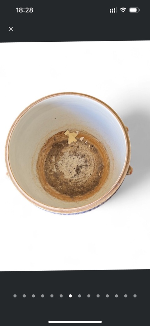 古玩陶瓷藍(lán)底粉彩洞石花卉紋粥罐真品鑒賞圖