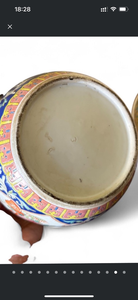 古玩陶瓷藍(lán)底粉彩洞石花卉紋粥罐真品鑒賞圖