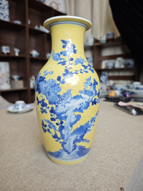 古玩陶瓷黃地花鳥紋青花瓶真品鑒賞圖