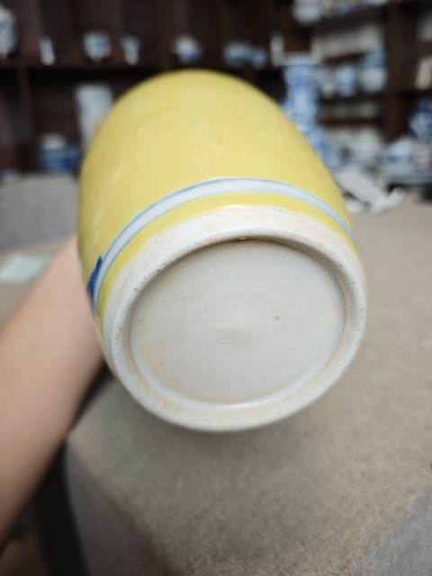 古玩陶瓷黃地花鳥紋青花瓶真品鑒賞圖