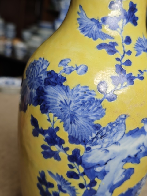 古玩陶瓷黃地花鳥紋青花瓶真品鑒賞圖