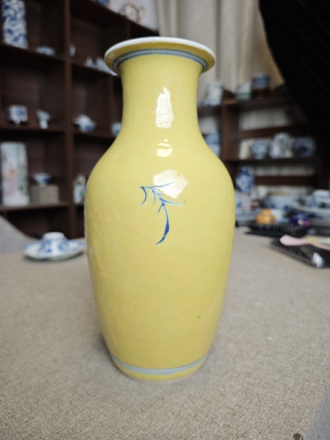 古玩陶瓷黃地花鳥紋青花瓶真品鑒賞圖