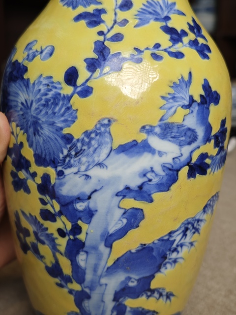 古玩陶瓷黃地花鳥紋青花瓶真品鑒賞圖