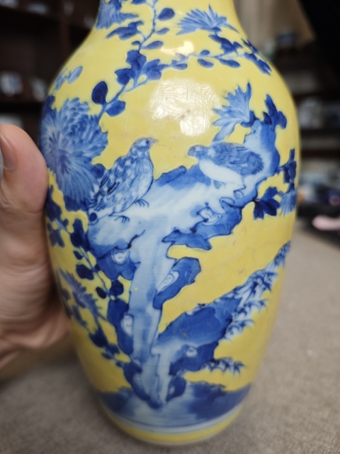 古玩陶瓷黃地花鳥紋青花瓶真品鑒賞圖