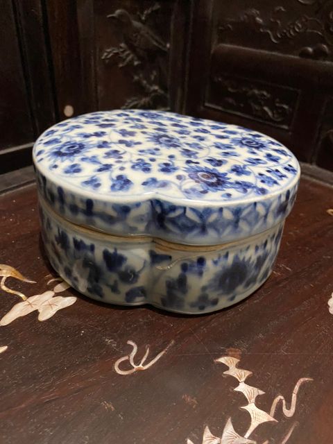 古玩陶瓷日本江戶青花纏枝花卉紋蓋盒，胎釉不是真品鑒賞圖