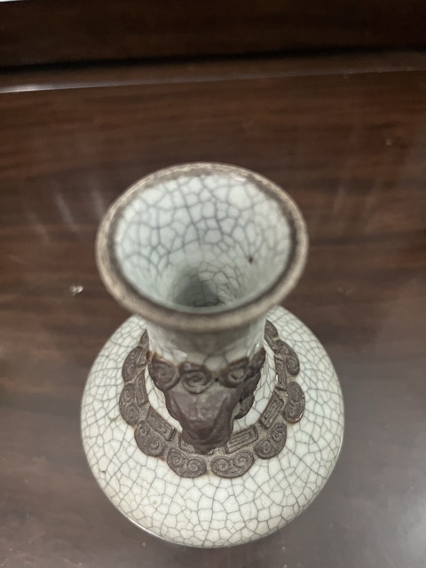 古玩陶瓷哥釉鐵骨泥雙耳瓶真品鑒賞圖