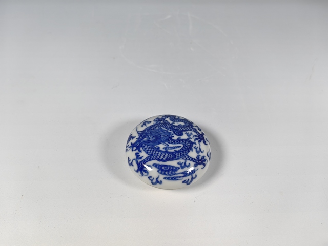 古玩陶瓷民國龍趕珠青花印泥盒真品鑒賞圖