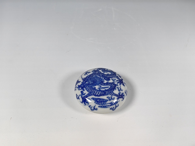 古玩陶瓷民國龍趕珠青花印泥盒真品鑒賞圖