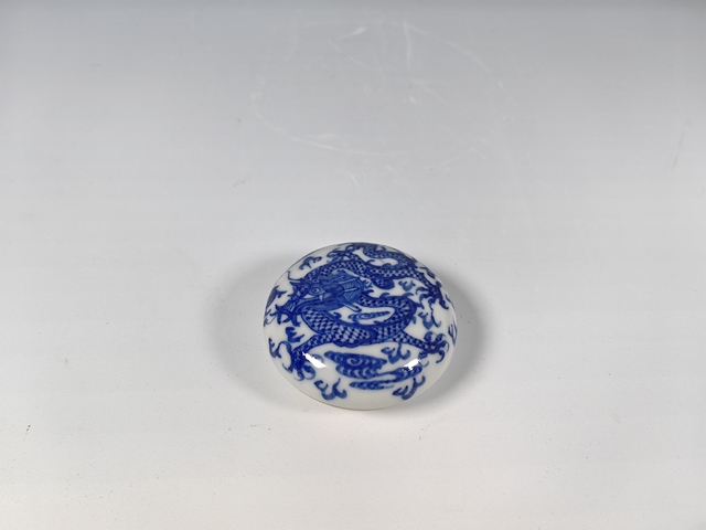 古玩陶瓷民國龍趕珠青花印泥盒真品鑒賞圖