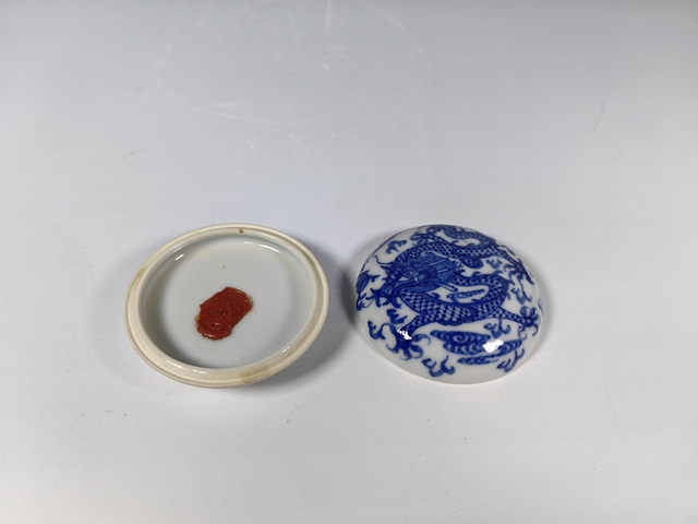 古玩陶瓷民國龍趕珠青花印泥盒真品鑒賞圖