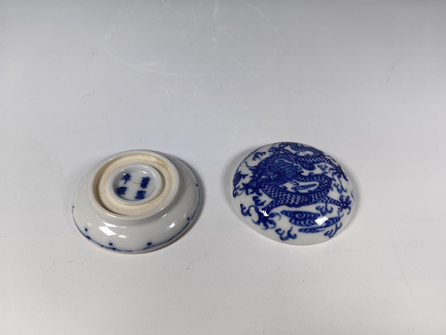 古玩陶瓷民國龍趕珠青花印泥盒真品鑒賞圖