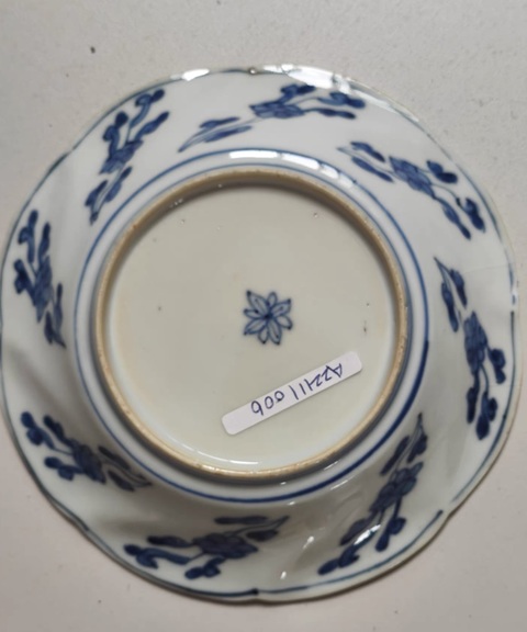 古玩陶瓷康熙青花花卉紋盤真品鑒賞圖