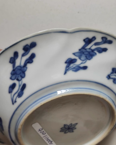 古玩陶瓷康熙青花花卉紋盤真品鑒賞圖