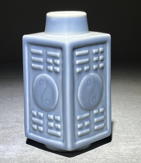 古玩陶瓷天藍釉八卦紋琮式瓶真品鑒賞圖