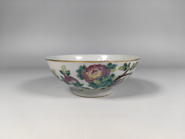 古玩陶瓷同治粉彩花卉紋碗真品鑒賞圖