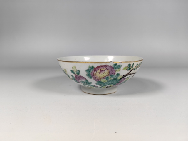 古玩陶瓷同治粉彩花卉紋碗真品鑒賞圖
