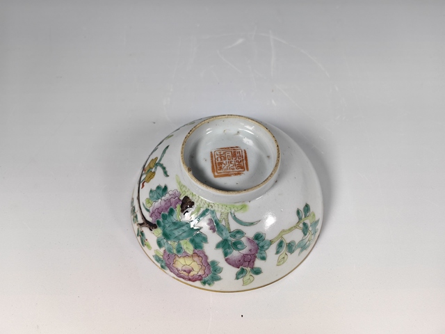 古玩陶瓷同治粉彩花卉紋碗真品鑒賞圖