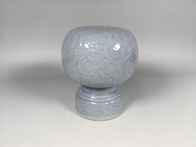 古玩陶瓷清中晚天藍釉暗刻云龍紋帽頂真品鑒賞圖