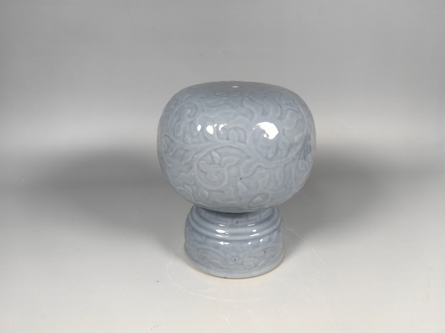 古玩陶瓷清中晚天藍釉暗刻云龍紋帽頂真品鑒賞圖