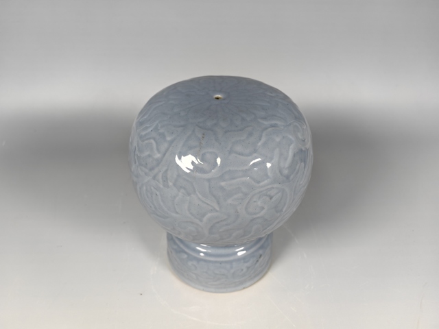 古玩陶瓷清中晚天藍釉暗刻云龍紋帽頂真品鑒賞圖