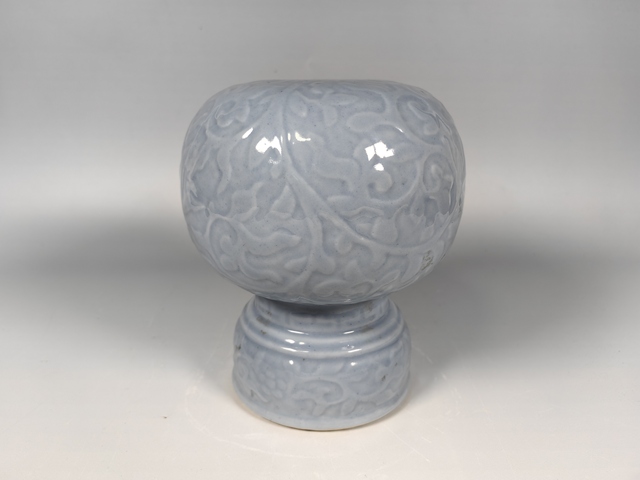 古玩陶瓷清中晚天藍釉暗刻云龍紋帽頂真品鑒賞圖