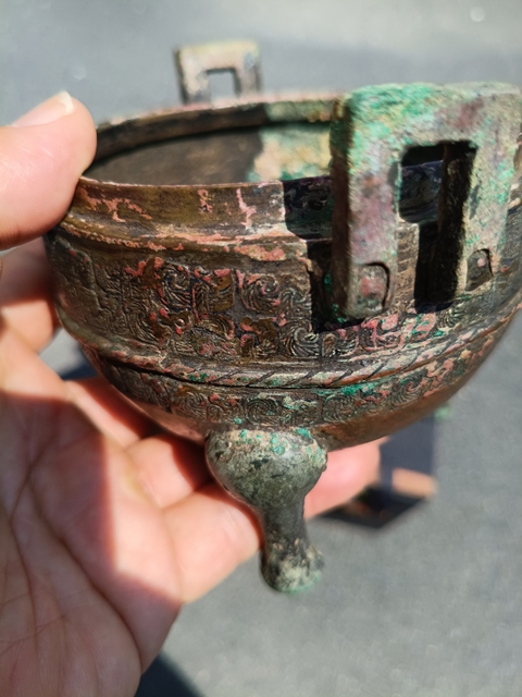 古玩銅器蟠螭紋青銅鼎真品鑒賞圖