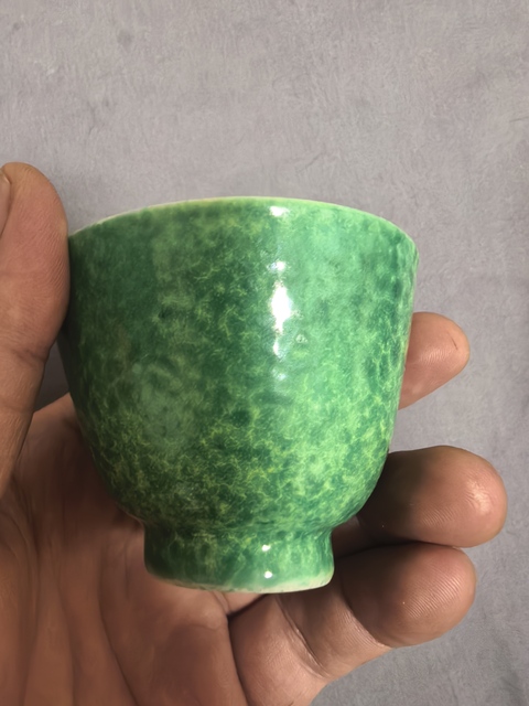 古玩陶瓷吹綠釉杯真品鑒賞圖