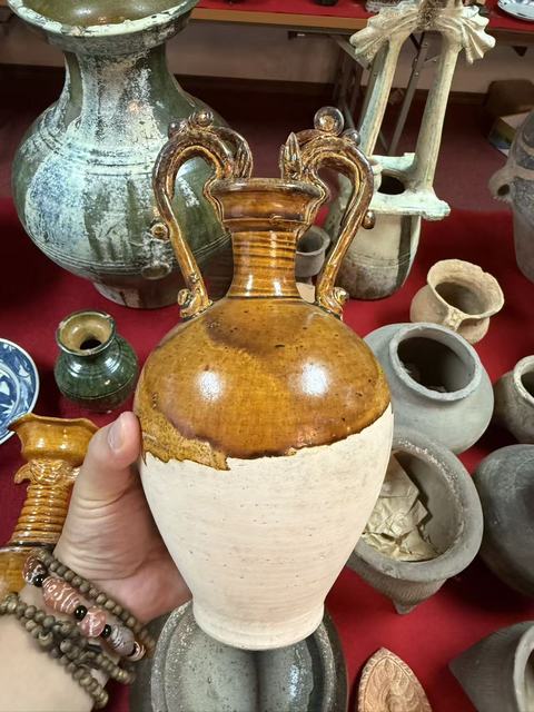 古玩陶瓷黃釉雙龍瓶真品鑒賞圖