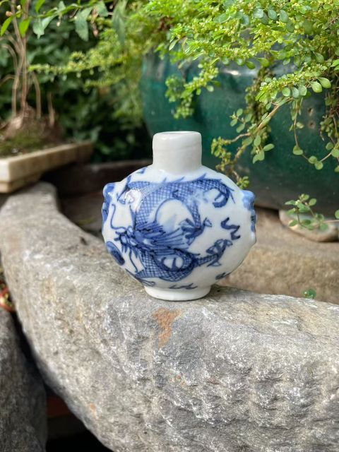 古玩陶瓷龍紋青花鼻煙壺真品鑒賞圖