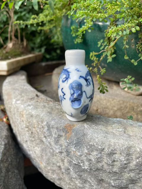 古玩陶瓷龍紋青花鼻煙壺真品鑒賞圖