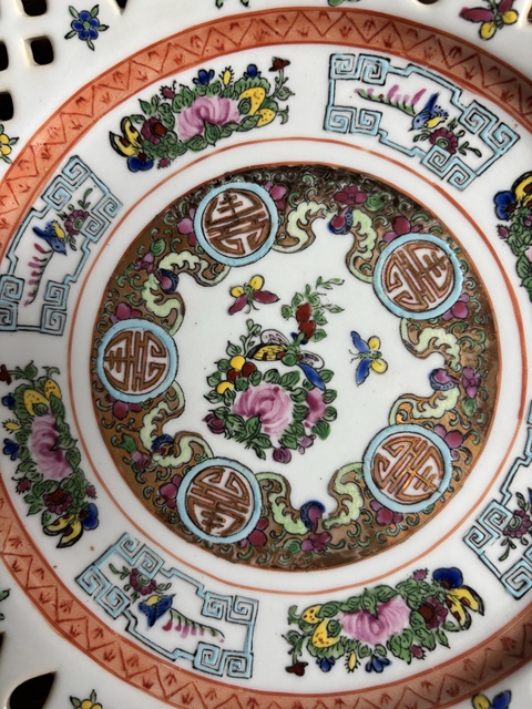 古玩陶瓷花鳥蝶壽字吉語紋鏤空廣彩盤真品鑒賞圖