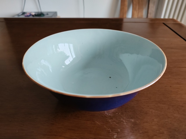 古玩陶瓷霽藍(lán)釉撇口碗真品鑒賞圖