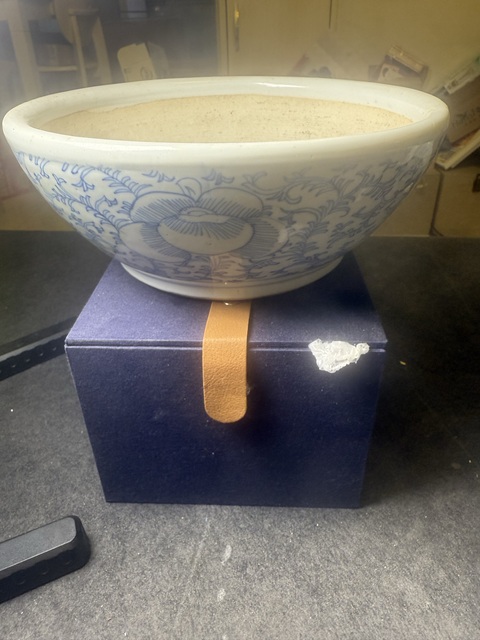 古玩陶瓷纏枝花卉紋青花擂缽真品鑒賞圖