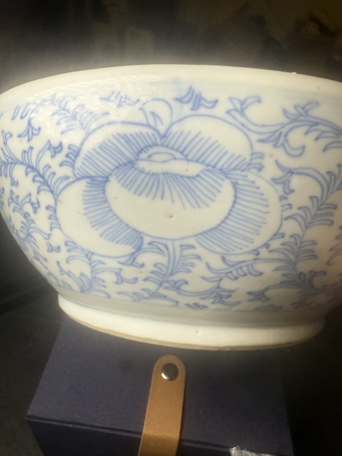 古玩陶瓷纏枝花卉紋青花擂缽真品鑒賞圖